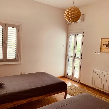 Retro-modern Luxury Flat In Agios Andreas Apartmán